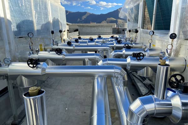 室外空調(diào)管道保溫作業(yè)施工.jpg 室外空調(diào)管道保溫作業(yè)施工.jpg